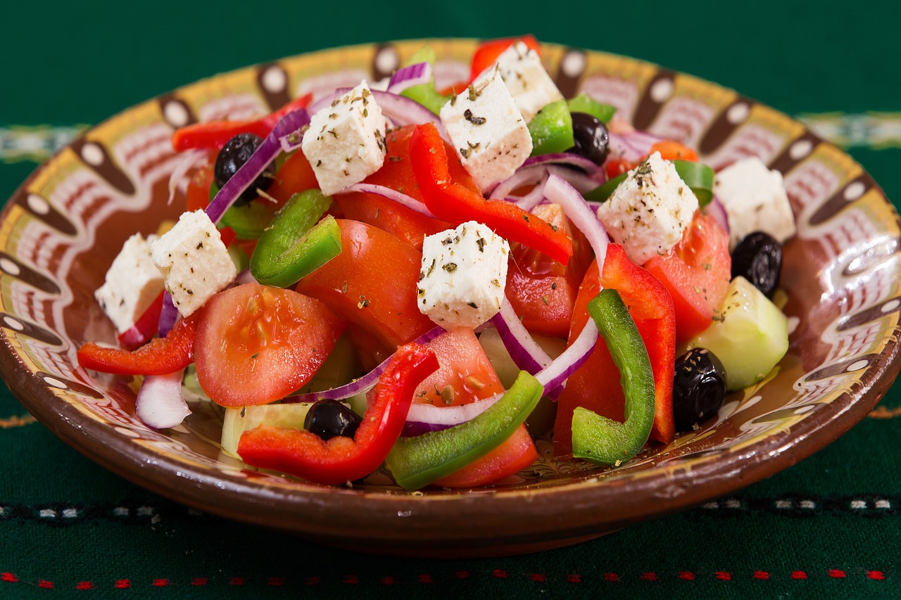 Odrobina Grecji w polskiej kuchni – klasyczna sałatka grecka